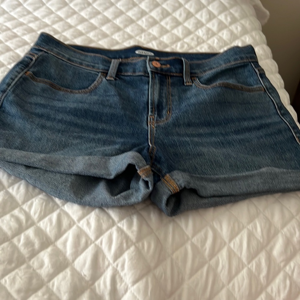 Old Navy Jean shorts size 8 in EUC 3 inch inseam